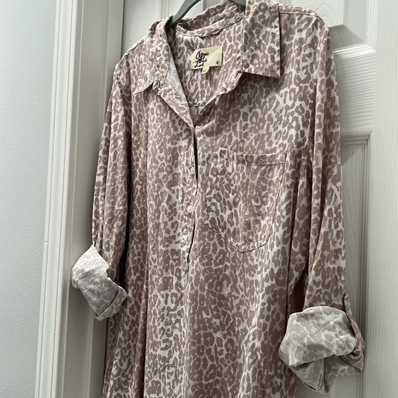 Stitchfix Cosmic Blue Love Kylie Classic Half Button Down Blouse Size Medium - Picture 6 of 9